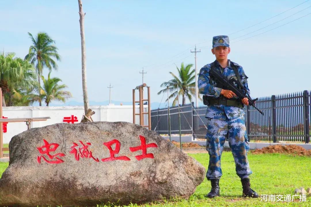 河南交通广播 全网都在找！在王伟烈士墓前留信的人，是大学生也是……