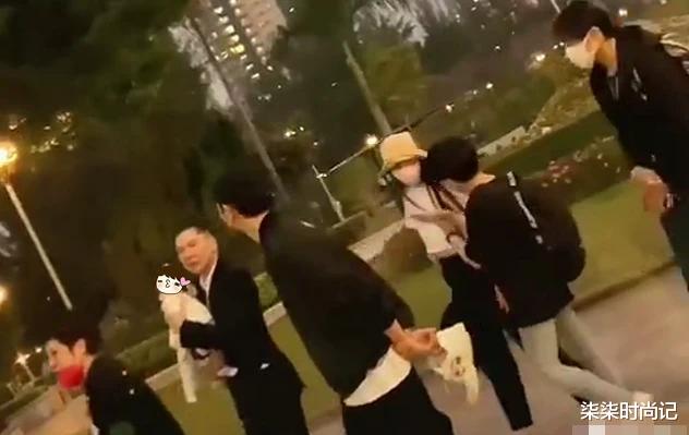 向太|郭碧婷一家散步被拍，向太暴瘦向华强抱娃，6个月小奶皇正脸超萌