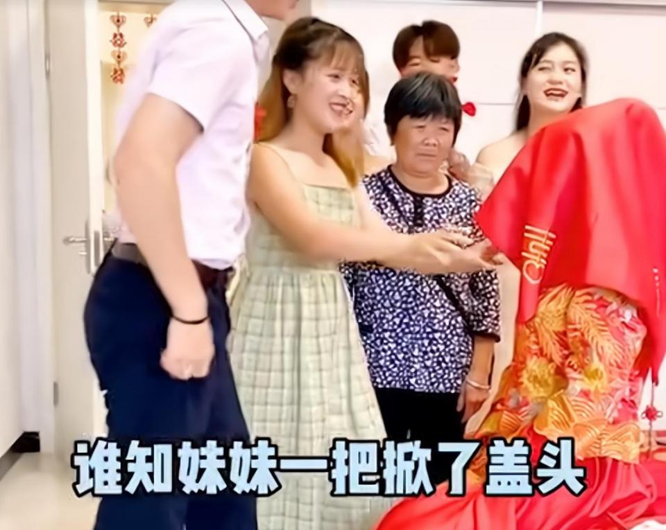 新娘被她人抢掀盖头,发现不是新郎撕下的头巾,怒扇小姑子一巴掌