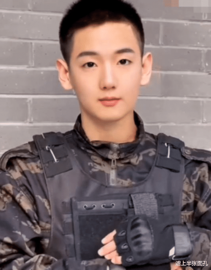 |“吃个桃桃”风小逸为复出，强装硬汉吃桃，一会男一会女令人恶心