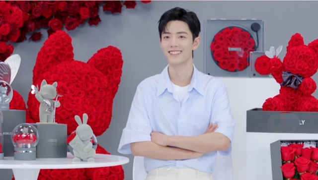 肖战|肖战出席直播活动，造型清爽似少年，秒登海外热搜人气不减