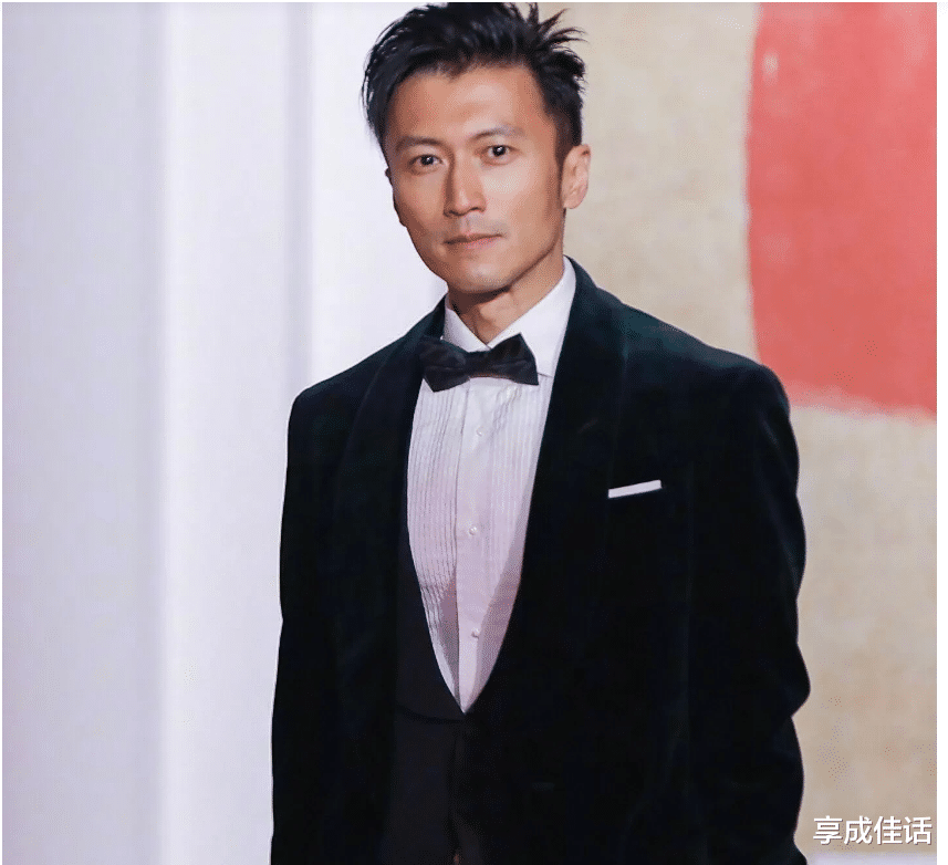 朱亚文|朱亚文光头造型现身，先不说帅不帅，一出场那身姿完全是鹤立鸡群