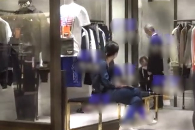 田朴珺|70岁王石与嫩妻田朴珺带娃逛商场，一家三口首度同框，画面温馨有爱