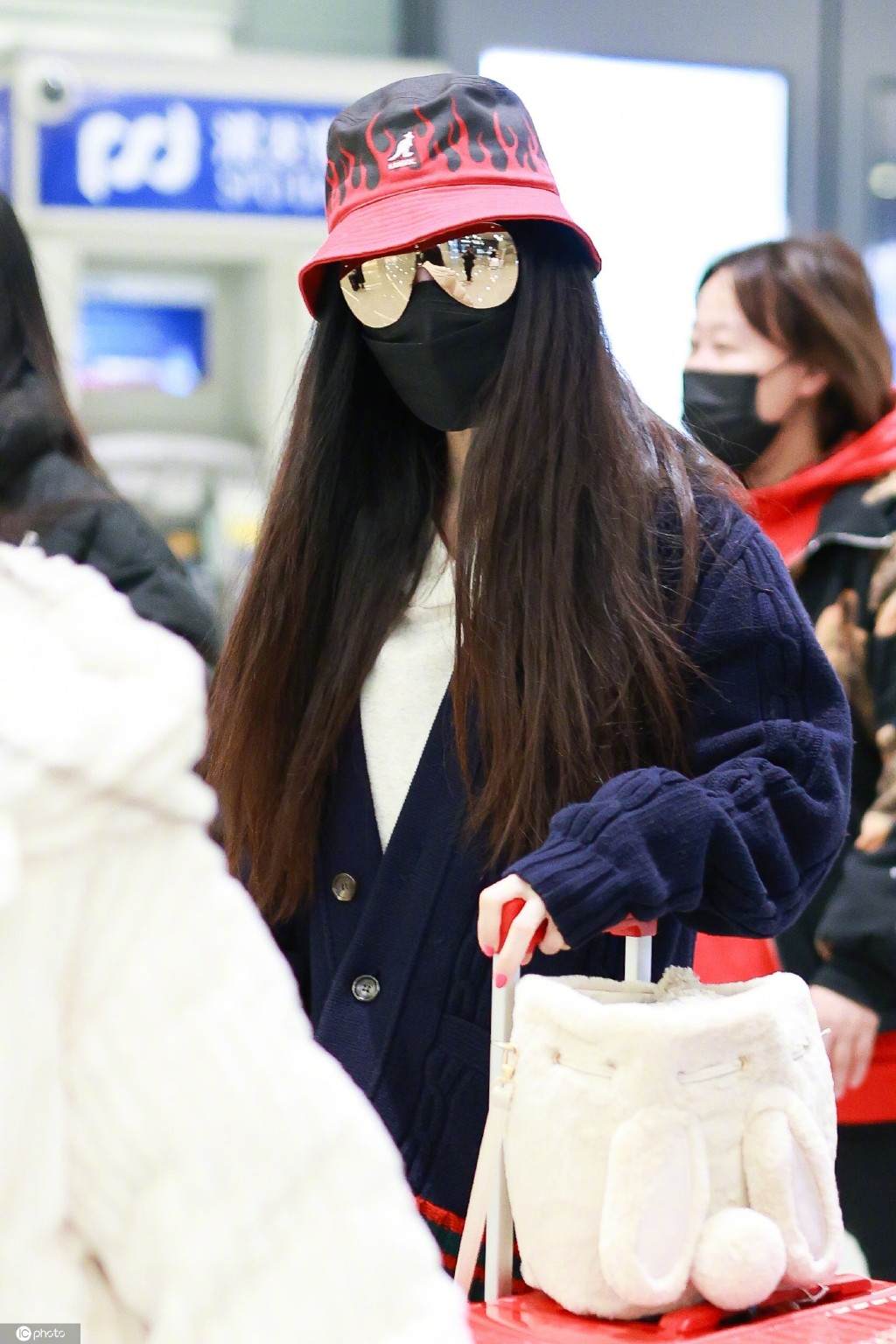 By2|By2遇风波后首现身，两姐妹裹得超严实认不出，不受影响奔波工作