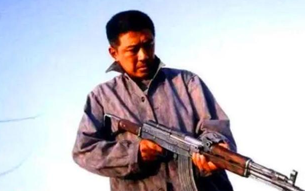 钉子户|东北“著名”的黑老大，曾占有24个女明星，狠起来连自己也砍