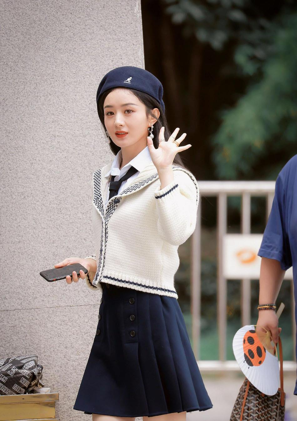 美搭刊报|赵丽颖刻意营销少女？33岁穿学院风青春活力，网友：脸有先天优势