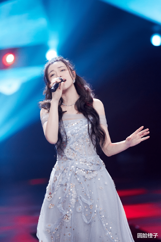 张艺兴|陈妍希妩媚起来没谁了！一袭白色开叉礼服，大波浪长发温婉动人