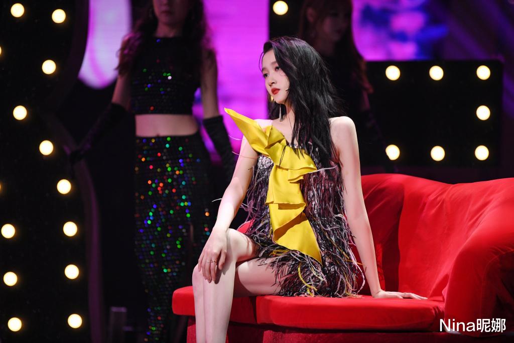 运动装|24岁关晓彤发育得真好,高调拆快递踩5百鞋力挺国货,172竹竿腿快跟水管平行