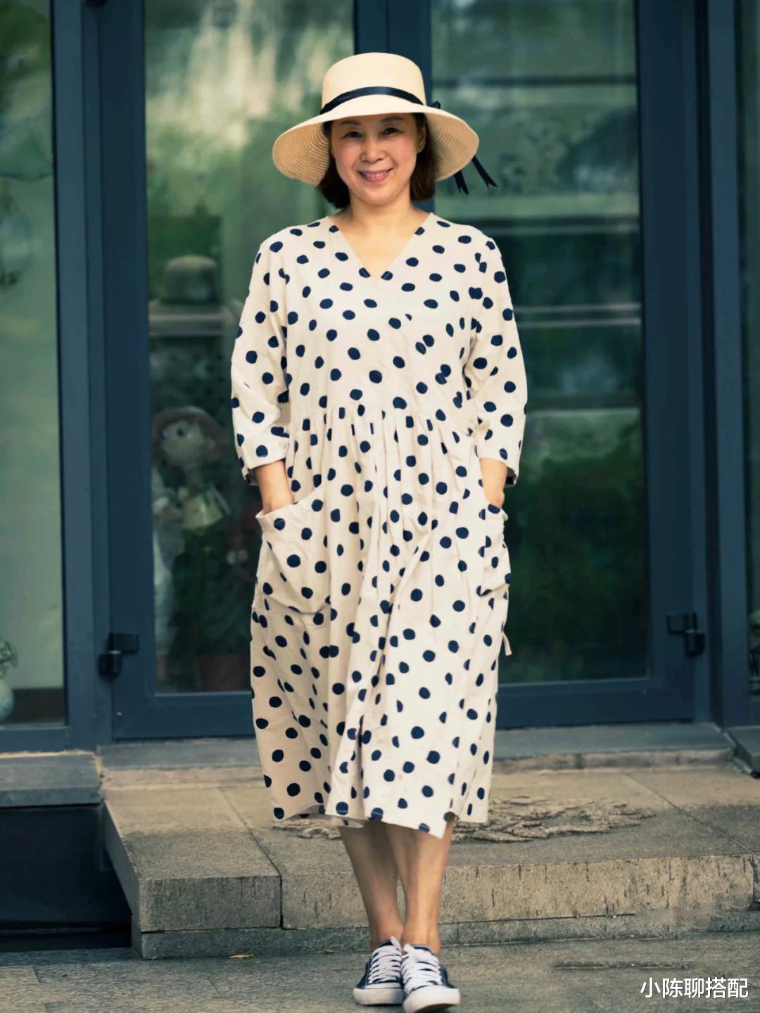 小陈聊搭配|65岁依旧保持少女感，这位奶奶的搭配太显年轻了，简单舒适还优雅