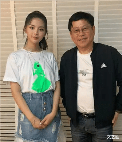 迪丽热巴|26位当红女星未修图曝光，与同一位工作人员合影，热巴惊艳赵丽颖温柔