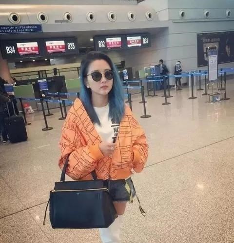 缘来妈咪|何洁出现在机场，穿着性感，却展露不完美身材