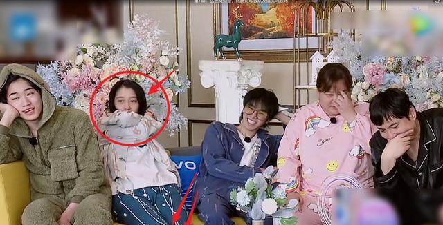 关晓彤|王牌6全员坐沙发上，关晓彤特殊坐姿成亮点，是否尊重导演很显然