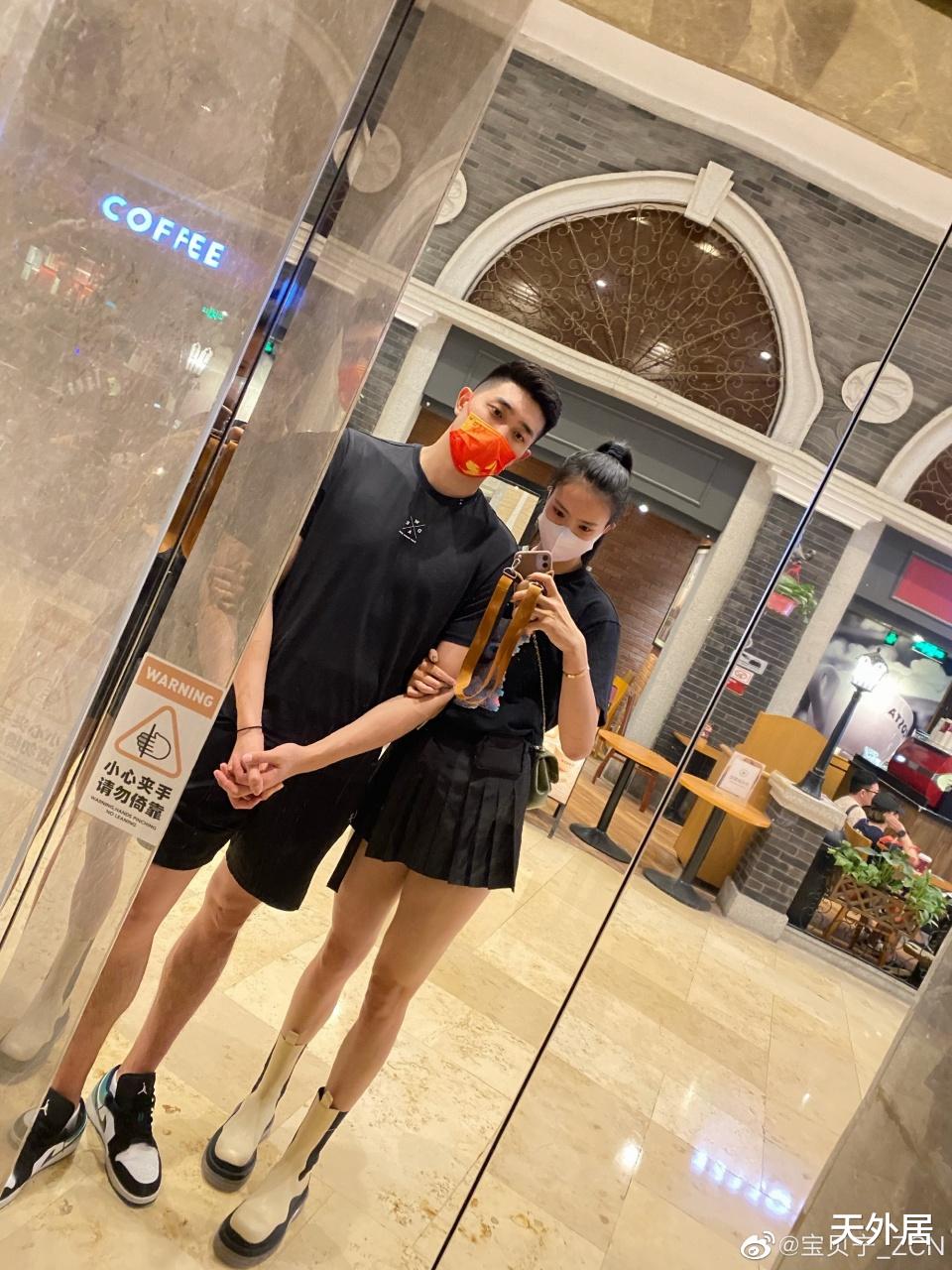 卡通|张常宁逛迪士尼，与知名卡通人物梦幻联动：我教你打排球好不好？