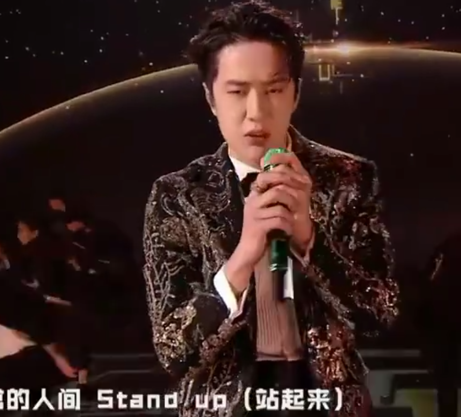 王一博|跨年夜争议多，baby瘦成排骨，王一博疑似假唱，杨幂夹子音遭吐槽