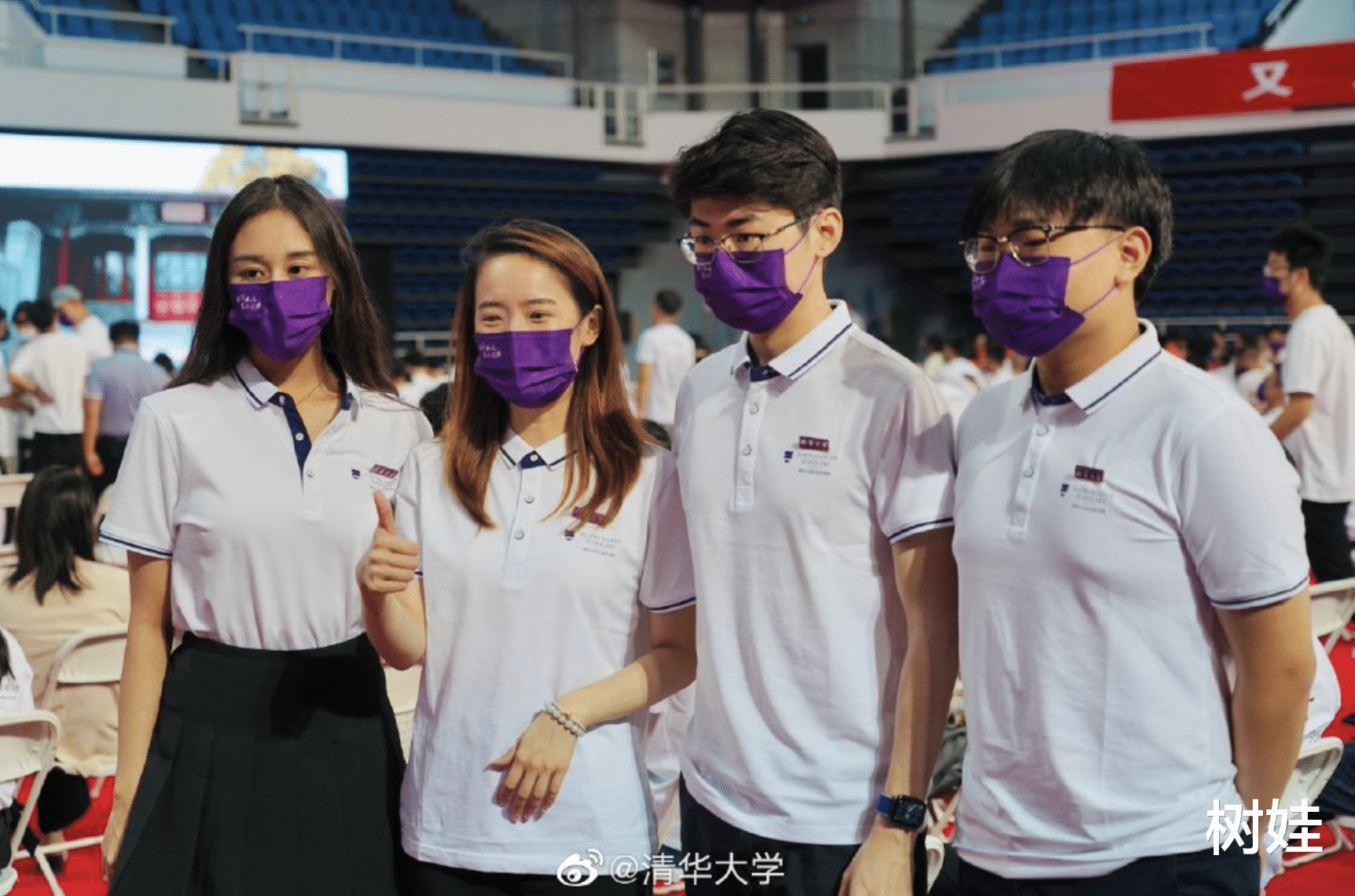 何超欣|何超欣现身清华大学开学典礼，穿校服气质清新，22岁正式攻读硕士