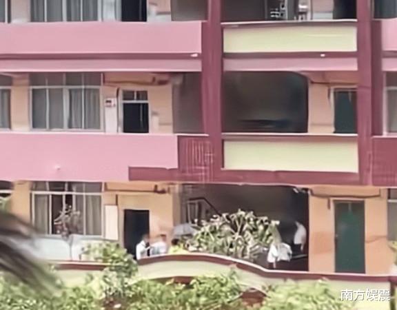 广西 广西一高中生在学校跳楼，目击者吓到腿软蹲在地上