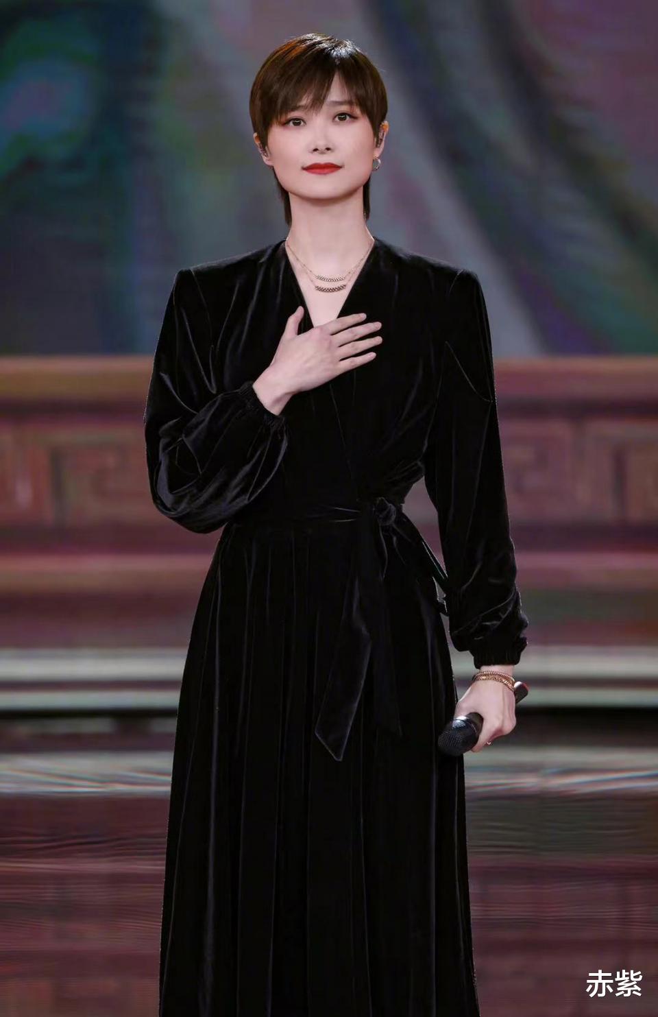 赤紫 李宇春身穿黑色连衣裙，端庄优雅，气质不一般