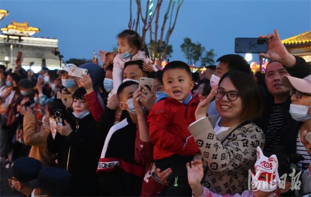 河北新闻网 河北正定：30余项文化活动带火假日古城游