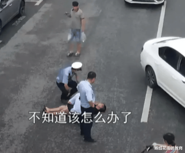博士妈妈被女儿抄几个生字给逼哭!网友:不能怪孩子