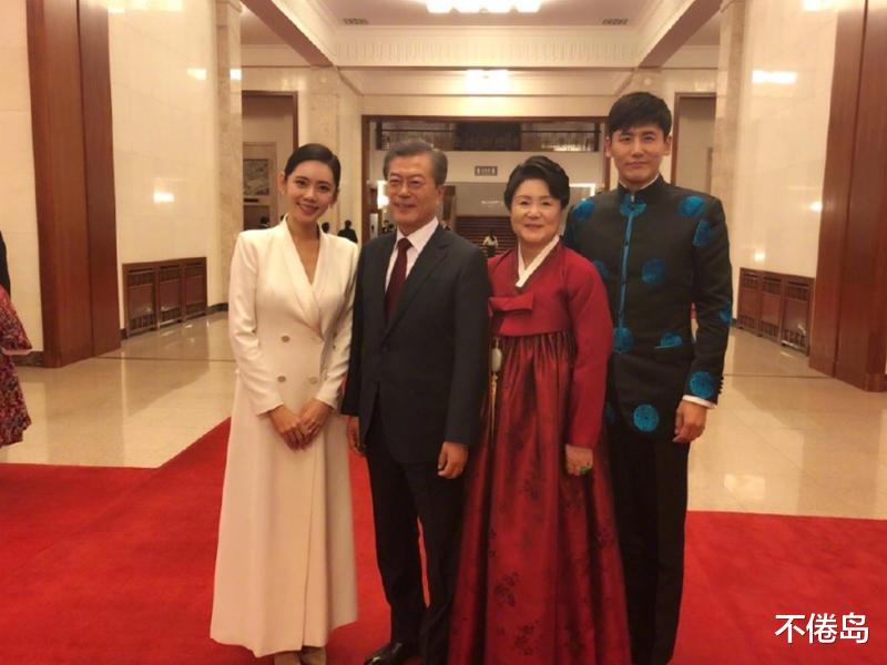 不倦岛|于晓光与美女亲密搂抱，网友心疼秋瓷炫：原生家庭不幸的女孩子必须认清这一点，才能得到幸福。