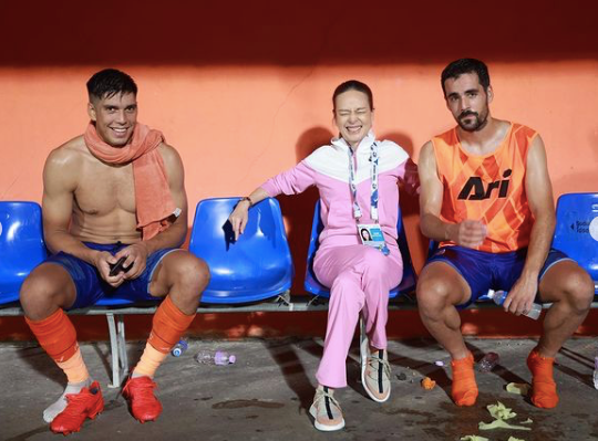 全球时尚风行|泰国华裔富婆真会扮嫩!粉+白看着都水嫩,被肌肉男包围满面春风