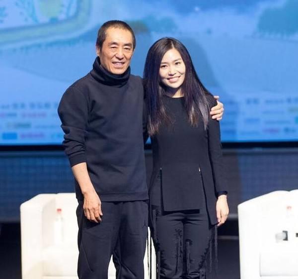 张艺谋|19岁时嫁给了他，育有3个孩子，如今是否后悔当初的做法