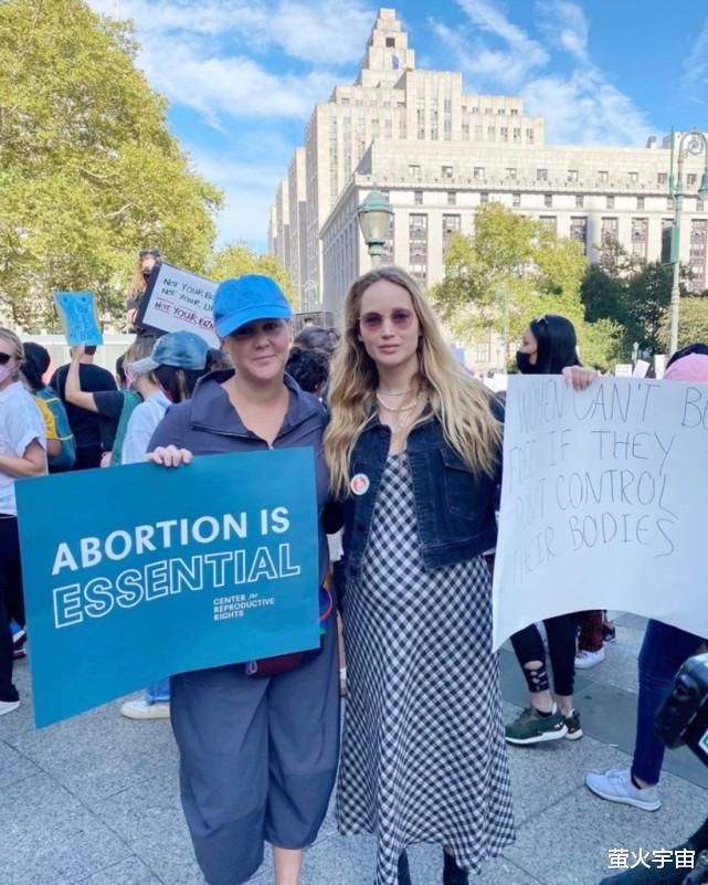 詹妮弗·劳伦斯|31岁詹妮弗·劳伦斯散步，秀出白到发光的大孕肚，双腿明显变粗