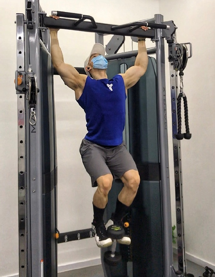 健身圈一哥|麒麟臂健壮如腿，胸肌咄咄逼人，啤酒火锅没在身上留一点痕迹！