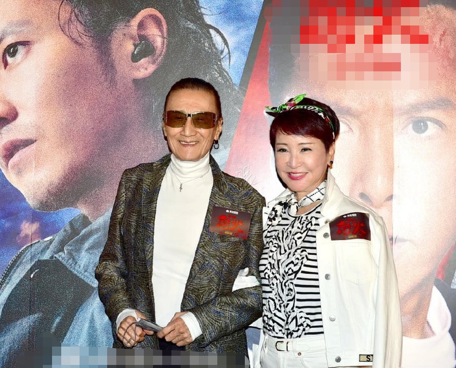 一街拍|85岁谢贤罕见露面，穿皮衣戴墨镜靠墙站，弯腰驼背已失风采