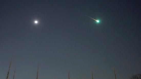 科学号 地外物体又来了？伴随巨响，一个绿色发光物体从土耳其上空飞过