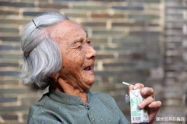 牛奶|中老年人喝牛奶与不喝牛奶，究竟有什么区别？通过对比发现结果