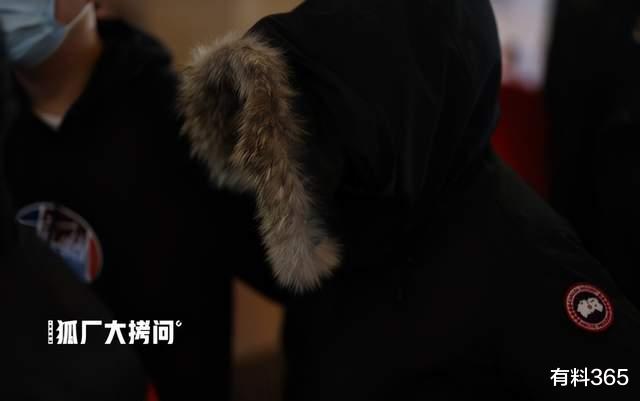 王源|王源第四次春晚彩排曝光，粉色毛衣太吸睛，把粉丝迷的移不开眼