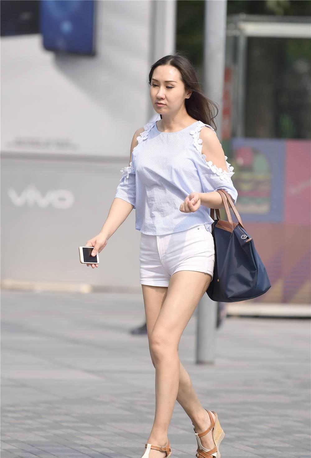 六九街拍|都说坡跟凉鞋是微胖女士搭配，骨感身材不适合，那是没有搭配对