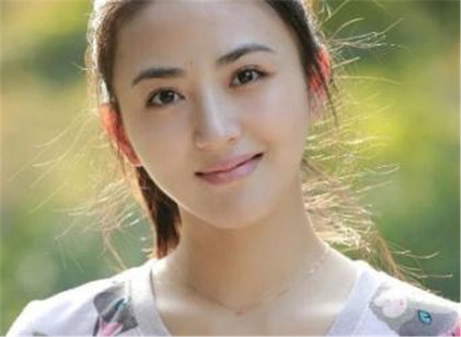 杨幂|她本是杨幂助理，因长得漂亮幸运被导演看中，与胡歌合作一炮而红