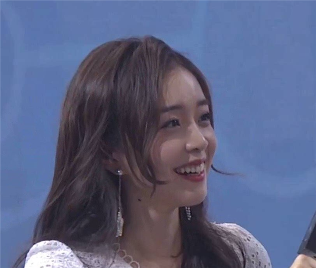余霜|余霜翻出s9的裙子上场，衣服、发型没变，脸的变化却这么明显？