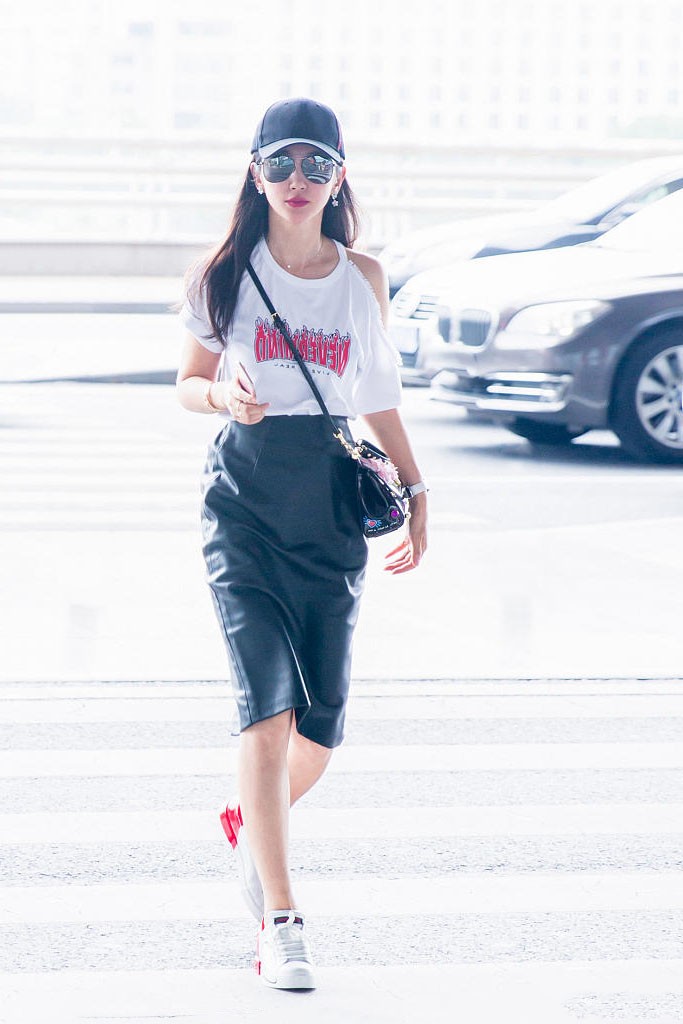 潮流新风|李冰冰活成阿姨辈的骄傲！包臀皮裙穿出满满少女感，哪像48岁？
