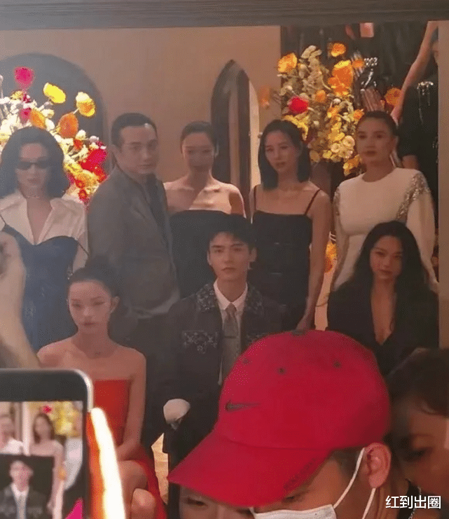 杨幂|酒会内场看出真实人气：宋茜龚俊被争相合照，杨幂饮酒应酬惊艳四座