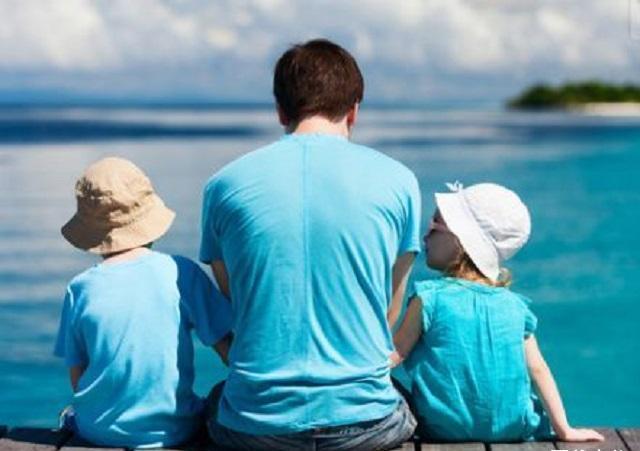 生活美学家 两个熊孩子“高空抛物”，一个被打得屁股开花，一个学会主动承担