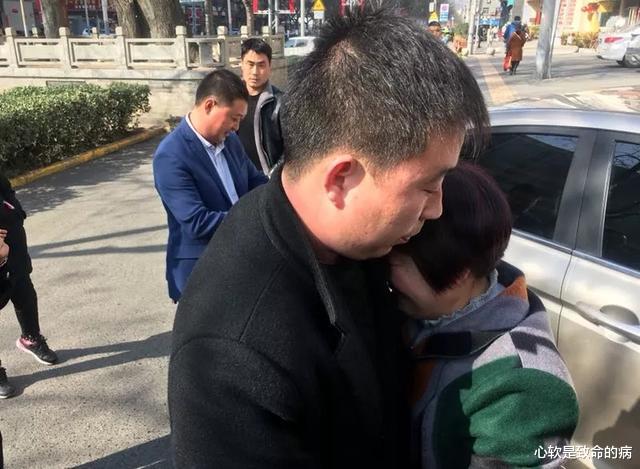 儿子在医院附近失踪,怕儿子回来找她,她去医院应聘干了27年保洁