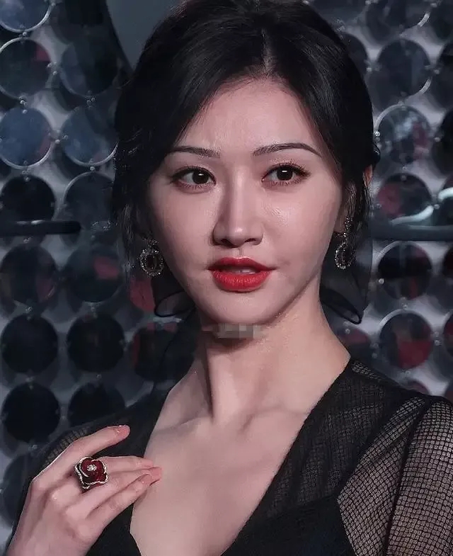 赵奕欢|34岁赵奕欢和33岁景甜现身，一个发福显老一个动脸像徐帆