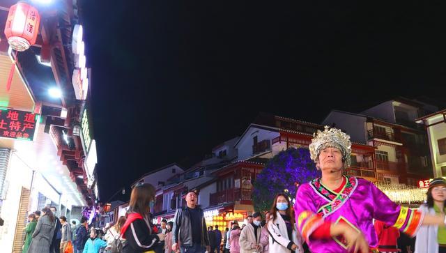 阳朔 小长假第一夜，桂林阳朔西街沸腾了，老外还不少