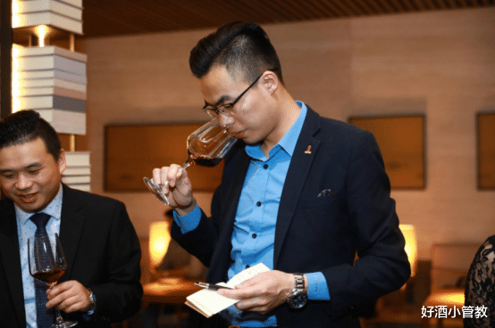 山楂|喝红酒时,为何都是用高脚杯?塑料杯不行吗?网友:塑料杯你试试