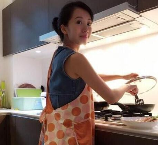 |李念晒出自己住的房子，客厅地面用儿童垫当地毯，一看就是好妈妈