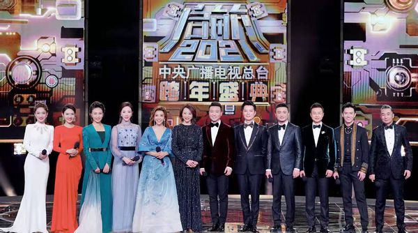 前方社会冲锋号 “春晚最年轻女主持”火了！被誉为“小董卿”，入职5年就上春晚