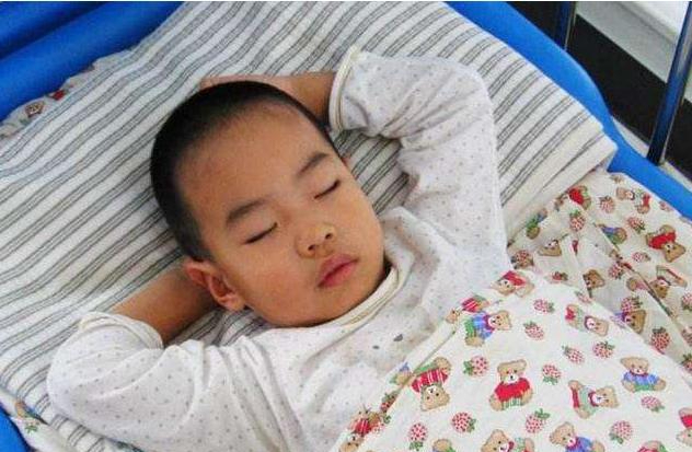 Hi家有小甜椒儿|宝宝半夜总哭闹，家长无奈去求签，这年头还真有如此无知的家长