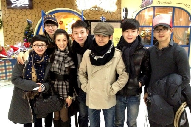 何炅|何炅与男子摸脸杀后，再被曝与小鲜肉出游，被认出秒变脸拉手快走