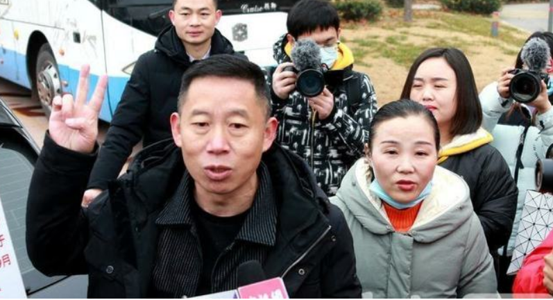 |孙卓母子游世界之窗，孙妈穿着打扮时尚，手上自拍杆太抢镜