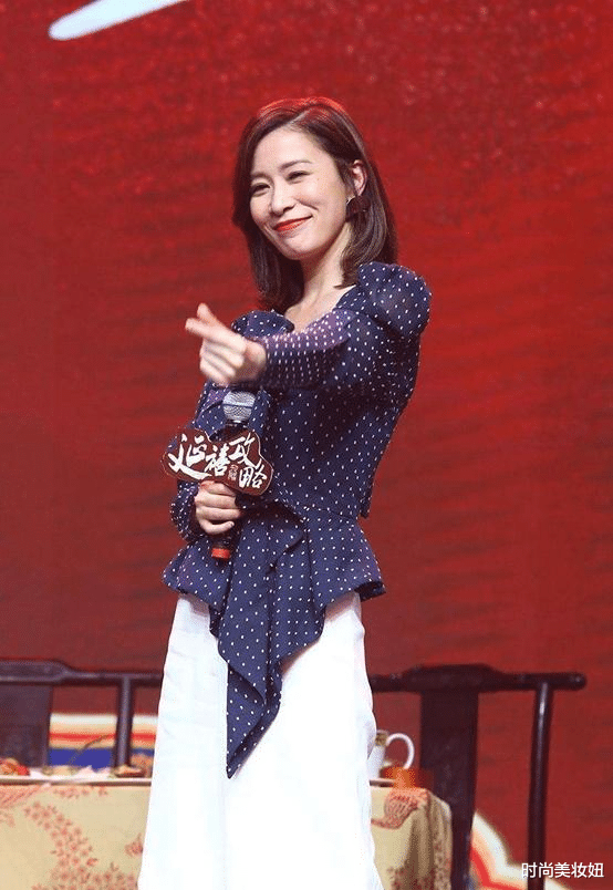 时尚美妆妞|佘诗曼真是“逆生长”，穿T恤配阔腿裤走机场，哪像75年的