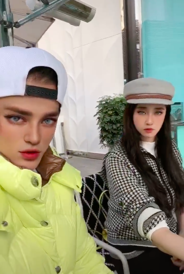 金智妮|陈晓东一家四口罕同框，小14岁护士妻子似明星，俩女儿样貌像极爸