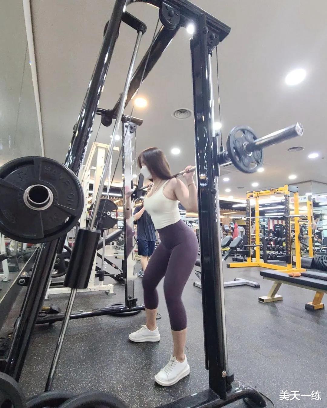 健身 韩国模特晒健身照，身穿包臀裙秀肌肉，网友：不要太撩人